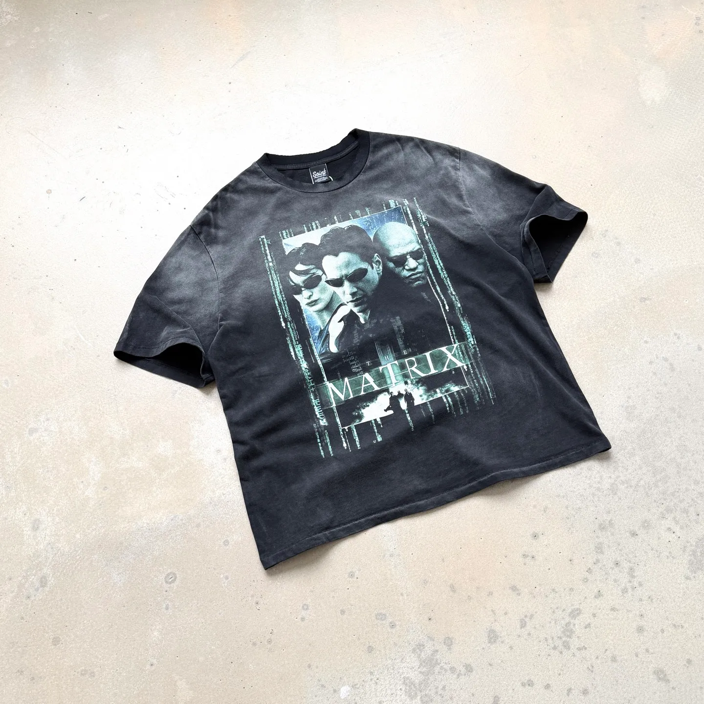 P138 # CTS-111 [Same as Lu Han] Saint "The Matrix" Limited Washed 260g heavy-weight pure cotton fabric White ink direct-injection printing Retro single-stitch sky-and-ground needle technology + heavy-duty spray water natural fading effect + hand-made destruction process Size: S M L  This world tells us that you are the One (Savior), and our only way out is to make our own way. Allow yourself to be that light and faith.    Customized 260g gram weight 100% cotton special washed fabric that is consistent with the original. With the blessing of imitation sun-drying, heavy sandblasting and fading + edge grinding + Assute fermentation and washing, the cotton feel on the surface of the fabric is well presented. Both the texture and feel are ceiling level. After the ready-made garments undergo a series of heavy washing and distressing processes, the retro and high-end sense of the entire garment is directly to the top. The garment making process of the entire garment adopts Saint The most common and complex single-needle sewing process (commonly known as single-thread heaven and earth stitch) among vintage vintage brands such as Michael